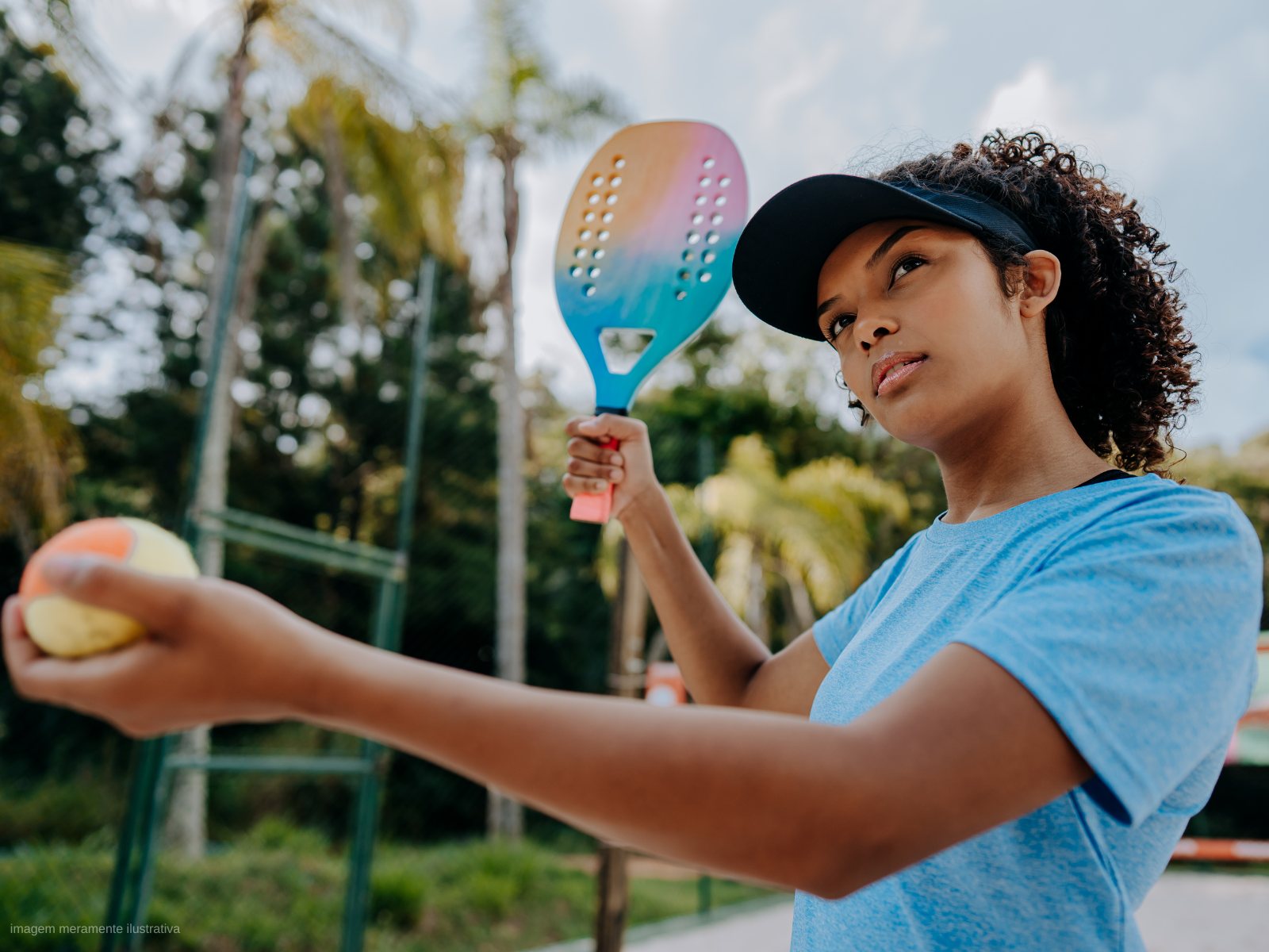 Jogadora de beach tennis na Arena Itaville