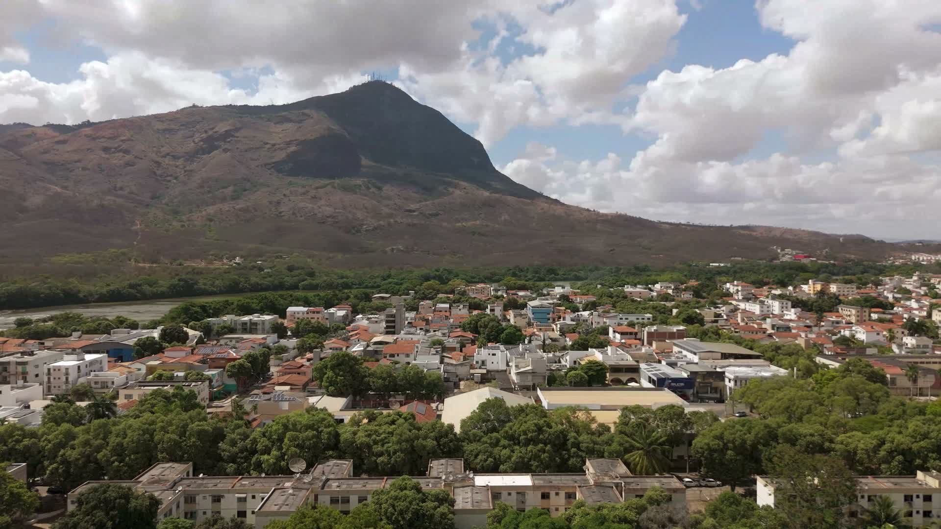 Vista de Governador Valadares com o Pico do Ibituruna ao fundo
